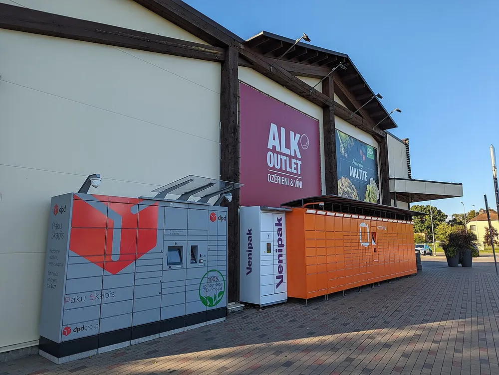 Parcel boxes consolidated in a warehouse before international shipping