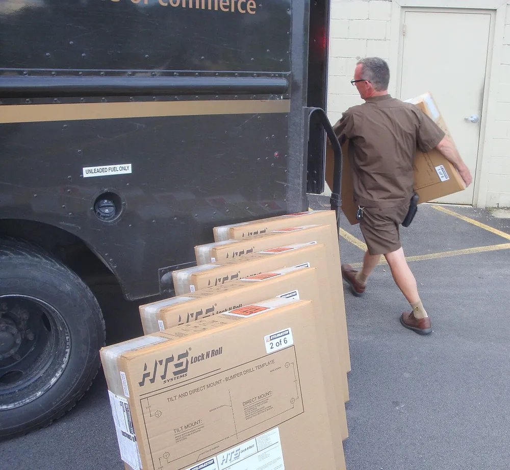 Parcel delivery truck for door to door shipping from China